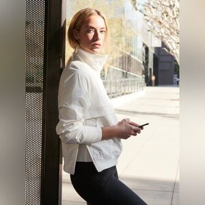 BR Standard Women’s size MP Medium Petite Popover Rain Jacket off white ivory